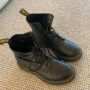 Black Dr.Martins Size 8 - amazing condition barely worn